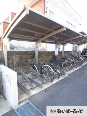 【その他共用部分】 | プレジール弁天 | 屋根付きの駐輪場で雨の日も安心ですね♪