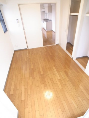 【子供部屋】 | プレジール弁天 | 収納は壁一面。防音効果もあります。