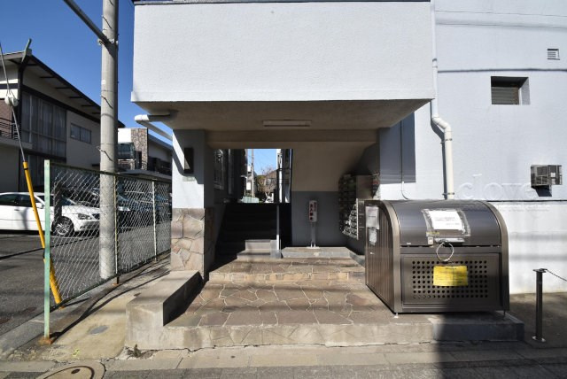 【エントランス】 | 尾山台コーポ | お客様を、そして住人を出迎えてくれるマンションのエントランス。ゴミが落ちていないことからも、管理状態の良さや住民の節度の高さが見て取れます。～即日のご見学可能～　お問合せはお気軽にどうぞ。