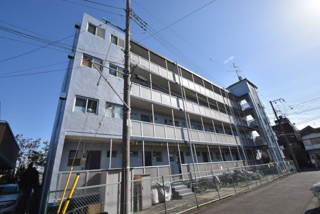【外観】 | 尾山台コーポ | 青空によく映える建物です。手入れの行き届いた外壁やマンション正面エントランスなど、綺麗な姿をぜひ一度、現地にてご覧ください。～即日のご見学可能～　お問合せはお気軽にどうぞ。