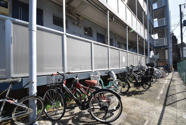 【駐輪場】 | 尾山台コーポ | 自転車置き場。マンションの共用部にあたります。空きの有無や駐輪料金、各戸の台数制限などについては、改めてお問い合わせください。～即日のご見学可能～　お問合せはお気軽にどうぞ。