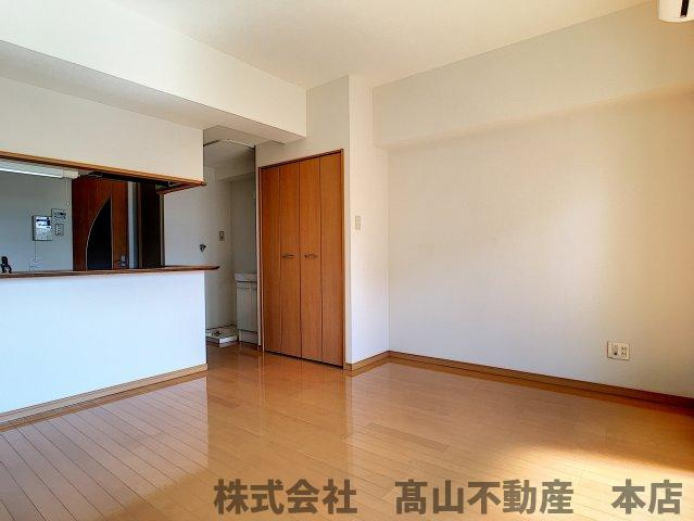宗像市赤間駅前１丁目の賃貸マンションの居間・リビング