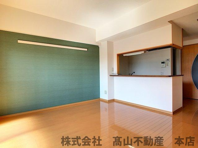 宗像市赤間駅前１丁目の賃貸マンションの居間・リビング