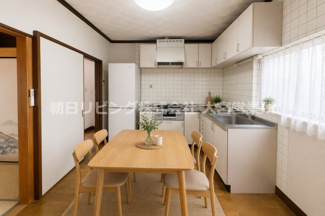 【居間・リビング】 | 北区日進町２丁目戸建 | ※AI加工によるホームステージングです。家具は実際にはつきません。