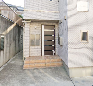 藤沢市下土棚のアパートのエントランス