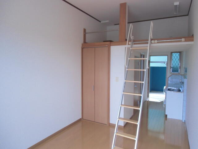 アンデス上砂 の内装|ロフト付の高い天井のお部屋