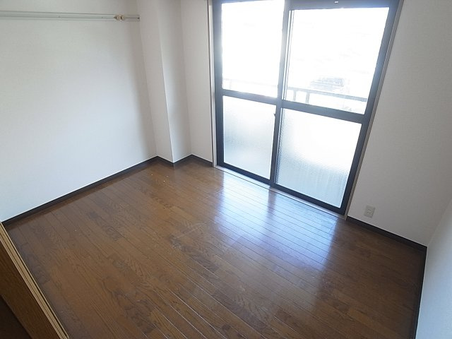 A.S.ONEの内装|ベランダに面した明るい洋室