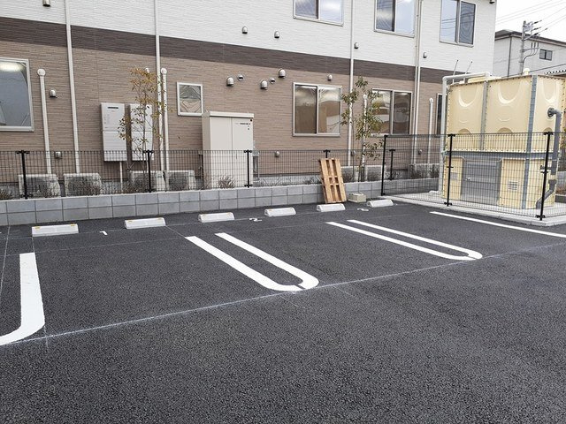 アロッジオ　ラッフィナートの駐車場