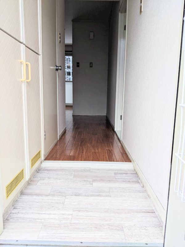 茨木市西中条町のマンションの玄関