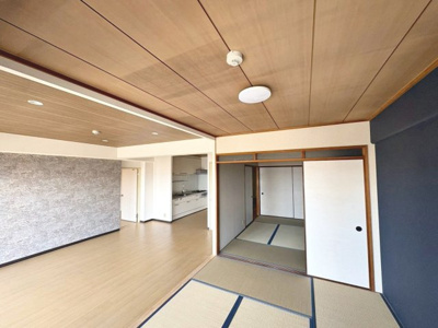 【居間・リビング】 | 岸和田コーポラス１号棟 | 和室とリビングを繋げてさらに広く使っていただけますよ♪親戚や友人が集まった時に便利ですね！