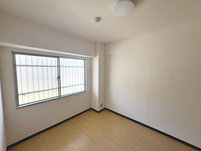 【洋室】 | 岸和田コーポラス１号棟 | 全室クロス張替！綺麗な壁や床で室内が明るくなりますね！爽やかな気分でお過ごしいただけますよ！
