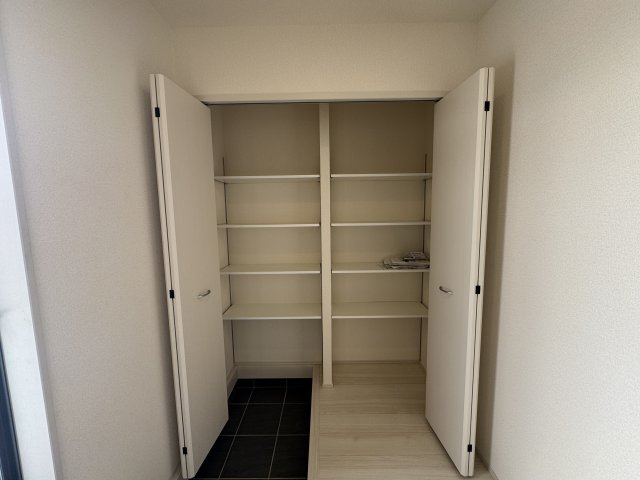 南城市玉城前川（全2棟）2号棟の玄関|2号棟　十分な収納付き玄関♪