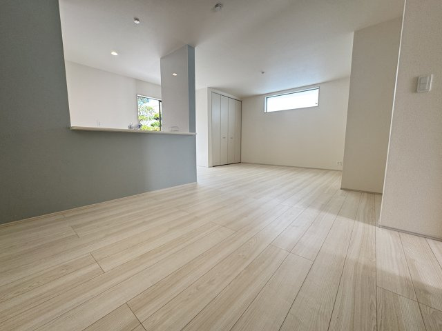 南城市玉城前川（全2棟）2号棟の居間・リビング|2号棟　LDK18.7帖♪リビング収納付き♪
