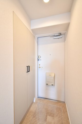 コスモ大宮グレイスコートの玄関|第一印象を決める玄関、出入りしやすい入口。生活空間を上下に分けやすく、来客動線と家族動線を整えやすい設計です。内覧で収納・採光・動線・質感を確認ください。
