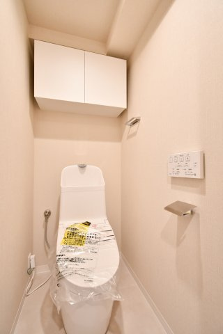 コスモ大宮グレイスコートのトイレ|水回り交換済、清潔感を保ちやすいトイレ空間。温水洗浄便座付き、毎日使う場所だからこそ快適性をしっかり確保。写真で暮らしを想像し、ご家族で内覧し収納・採光・動線・設備の使い勝手を確認ください。