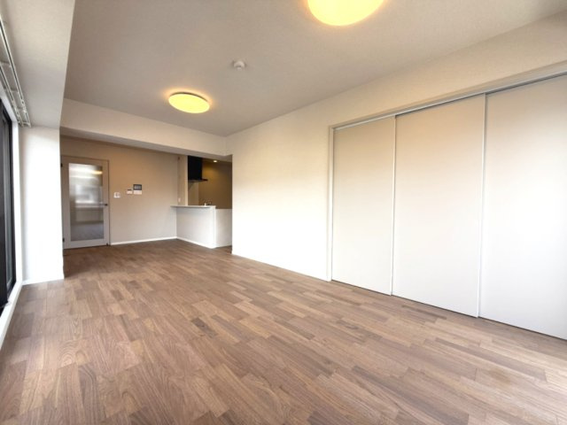 グラン・フェルティ本山の居間・リビング|約18.5帖のLDK
北西の角部屋の二面採光