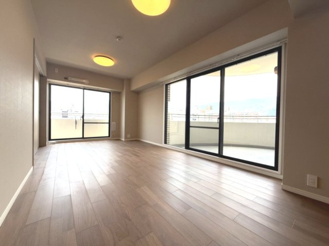 グラン・フェルティ本山の居間・リビング|約18.5帖のLDK
北西の角部屋の二面採光