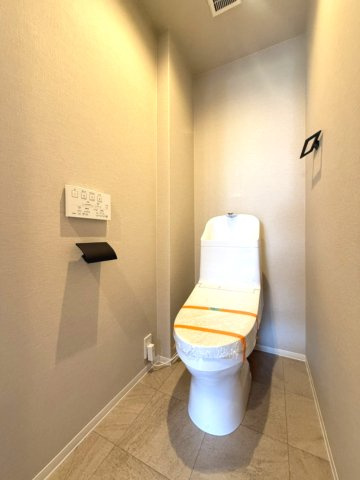 グラン・フェルティ本山のトイレ|グレーで清潔感あるトイレになっております。
