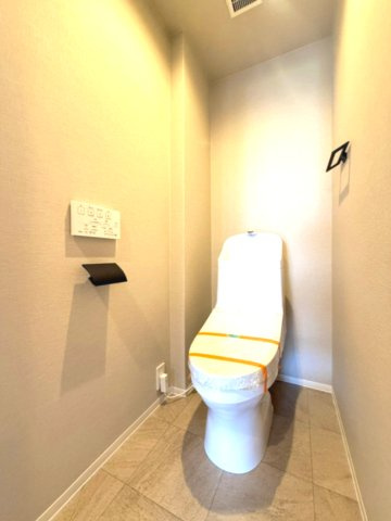 グラン・フェルティ本山のトイレ|グレーで清潔感あるトイレになっております。