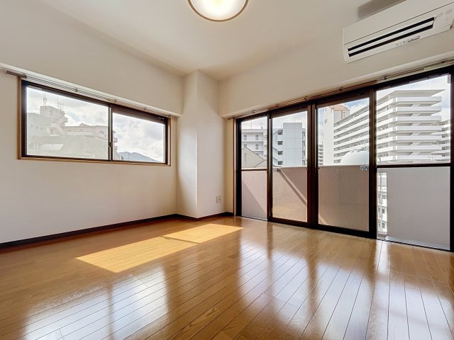 PLESANT Sumiyoshiの居間・リビング|明るいお部屋です