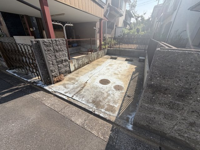 本丸2貸家の駐車場