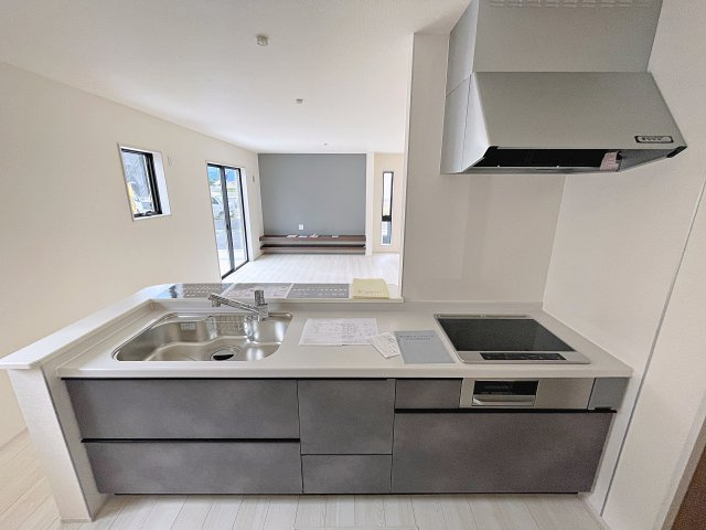 新築戸建・新築建売　福島市大森第10　大森小・信夫中のキッチン|カウンターキッチンでお料理をしながらリビングの様子を見守ることができます！