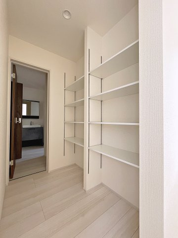 新築戸建・新築建売　福島市大森第10　大森小・信夫中の収納|大容量のパントリーは食品や防災グッズなどの保管に◎可動式の棚で便利です！