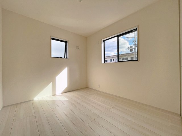新築戸建・新築建売　福島市大森第10　大森小・信夫中の洋室|5.2帖の洋室は自然光が長時間入る2面採光で明るく気持ちの良いプライベート空間です！