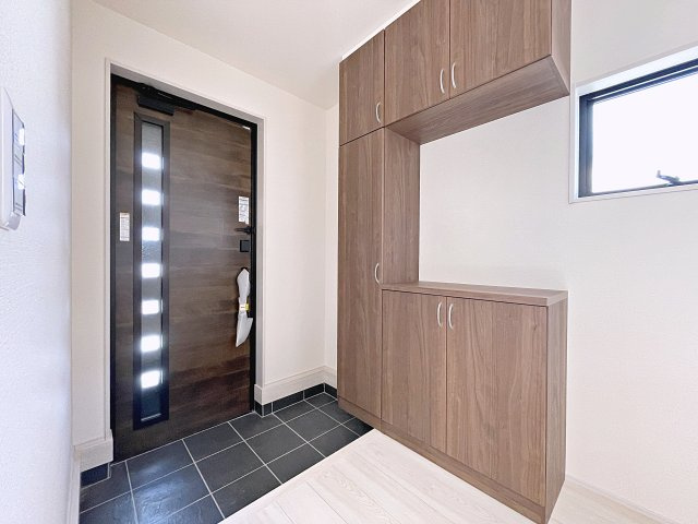 新築戸建・新築建売　福島市大森第10　大森小・信夫中の玄関|大容量のシューズボックスがあり収納豊富な玄関スペース。玄関ドアや小窓から日差しが入り明るいです！