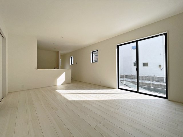 新築戸建・新築建売　福島市大森第10　大森小・信夫中の居間・リビング|17帖のLDKは南側の大きな窓から日差しが入り気持ちの良い家族団らんスペースです！