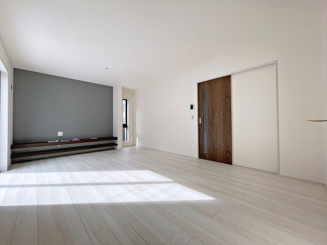 新築戸建・新築建売　福島市大森第10　大森小・信夫中の居間・リビング|アクセントクロスや備え付けのテレビカウンターがおしゃれなリビング！