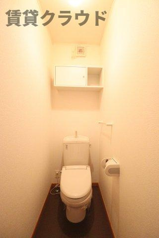 ヴァン・リュミエールのトイレ|ちょっとした棚があるものいいですね！