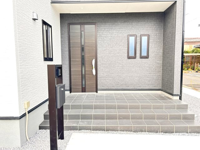 【LiveleGarden】宇都宮雀の宮 第7 全1棟の玄関|〇1号棟〇
安全な暮らしに欠かせないインターホンと、便利なダイヤル式ポストを玄関に標準装備！
使いやすさと安心感を兼ね備えた、どなたでも心地よく暮らせる充実のラインナップです。
※2026年7月撮影