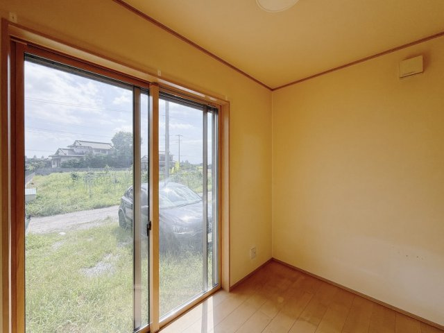【中古戸建】羽生市大字下川崎の洋室|■洋室｜お仕事部屋や趣味部屋としてはもちろん、日当たりの良い洋室は物干しスペースとしても活用できます♪