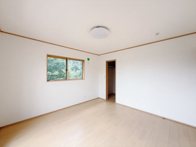 【中古戸建】羽生市大字下川崎の洋室|■洋室｜ダブルベッドを置いても充分な広さを2Ｆのお部屋に設けております。お子様と家族みんなで寝るのも夢じゃありません♪窓からは光が差し込むので日中でも明るいお部屋です。