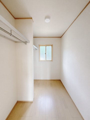 【中古戸建】羽生市大字下川崎の収納|■WIC｜お洋服はもちろん、使う頻度の少ない家具や小物・場所を取りがちな旅行用のスーツケースなどもしまえます。また、厚手のコートをしまっても充分な広さを堪能できるプランです♪