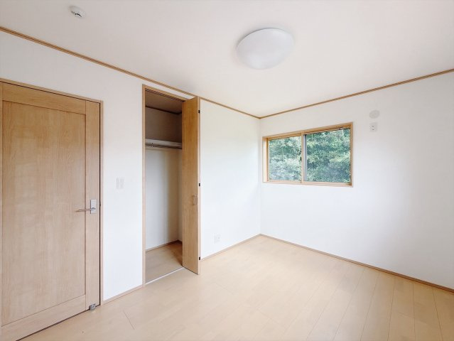 【中古戸建】羽生市大字下川崎の洋室|■洋室｜各居室にたっぷりと収納スペースを設置。ホワイト色のクロスとナチュラルなフローリングが落ち着く雰囲気を演出する居室です♪