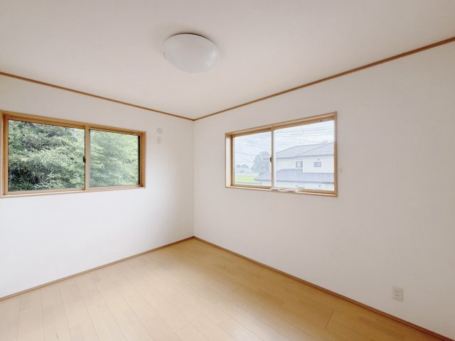 【中古戸建】羽生市大字下川崎の洋室|■洋室｜木目調のフローリングは、ほっと心和む空間。様々な種類のインテリアグリーンを取り入れれば緑あふれる明るい空間にもなります。