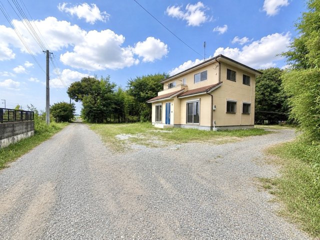 【中古戸建】羽生市大字下川崎の外観|■外観｜風通しが良く開放感があり、隣接する建物もなくプライバシーを確保しやすいです♪周囲の見渡しが良いので小さなお子様がいるご家庭でも安心です♪