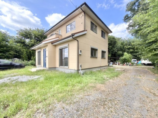 【中古戸建】羽生市大字下川崎の外観|■外観｜広いお庭で子供達を伸び伸びと遊ばせてあげたい…！わんちゃんの為にドッグランを作りたい…！そんな願いが叶う90坪の敷地、4台駐以上駐車可能です♪