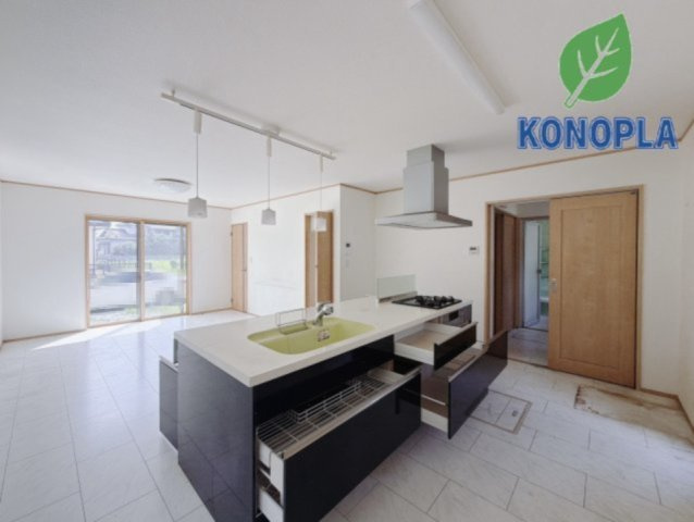 【中古戸建】羽生市大字下川崎のキッチン|■キッチン｜見通しの良いアイランドキッチンになっています♪子供達もいつもママのそばにいられる安心感が生まれる設計になっているので、小さなお子様がいるご家庭にもピッタリです♪