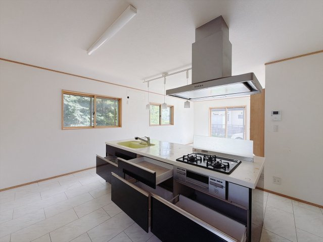 【中古戸建】羽生市大字下川崎のキッチン|■キッチン｜ワークトップ下には、圧力鍋やパスタ鍋などのかさばる調理器具もラクラク収納可能なスライド収納！ものが溢れがちなキッチン回りもスッキリきれいに管理ができます♪
