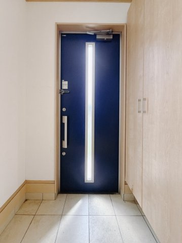 【中古戸建】羽生市大字下川崎の玄関|■玄関｜急な来客時にもすぐに物がしまえるので便利です。「いつもキレイな玄関だね」とお友達やご近所さんに羨ましがられると気分も上がります♪