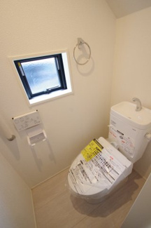 【トイレ】 | 【仲介手数料無料！！】府中市新町2丁目　新築戸建て（全3棟）3号棟　5380万円 | 1階トイレ