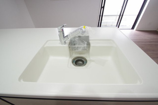【キッチン】 | 【仲介手数料無料！！】府中市新町2丁目　新築戸建て（全3棟）3号棟　5380万円 | 浄水器付き水栓