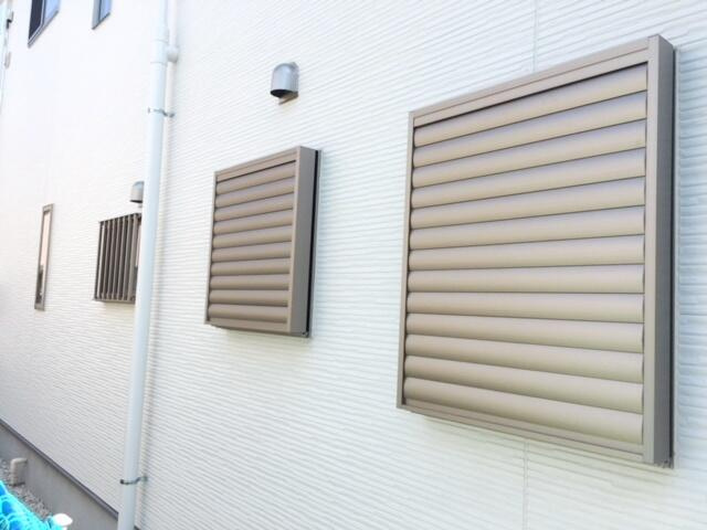 【トーヨーホーム売主/建売】瀬戸市坂上町ⅢＡ分譲の防犯設備|浴室・洗面所に「目隠し可動ルーバー」を標準装備
羽根部が可動式なので、採光・通気効果と目隠しの両立を