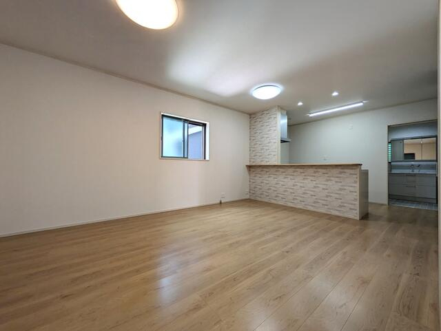 【トーヨーホーム売主/建売】瀬戸市坂上町ⅢＡ分譲の居間・リビング|16.5帖の広々LDK
南向きなので陽当たり・明るさも抜群
サッシはすべてLIXIL SAMOS-L