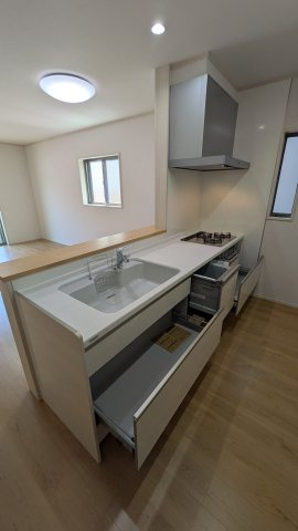 【トーヨーホーム売主/建売】瀬戸市坂上町ⅢＡ分譲のキッチン|トクラスBb
シンクの人造大理石カウンターとマーブルシンクの組み合わせ！カウンターは汚れや衝撃に強く