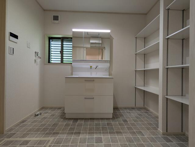 【トーヨーホーム売主/建売】瀬戸市坂上町ⅢＡ分譲の洗面所|TOTO　オクターブLite（同仕様）
間口900ｍｍのワイドサイズ。
またミラーは三面鏡になってお