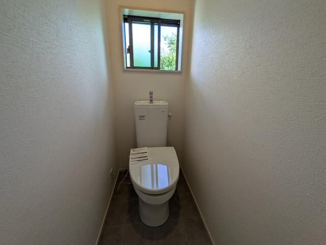 【トーヨーホーム売主/建売】瀬戸市坂上町ⅢＡ分譲のトイレ|TOTO　CS340
１F：ウォシュレット
２F：ウォームレット